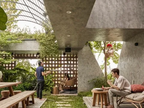 Ngôi nhà hướng Tây với 'lớp áo' bao bọc bằng gạch đỏ