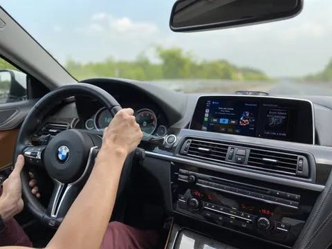 Vừa lái ô tô vừa nghe nhạc có vi phạm không? Tài xế có thể bị phạt tới 6 triệu đồng nếu bỏ qua chi tiết này