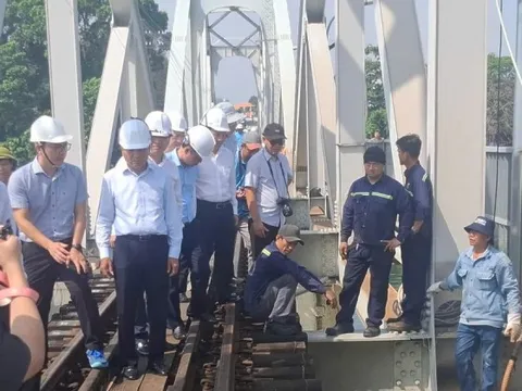 Vụ sà lan đâm cầu Ghềnh: Gia cố tạm thời, thông đường sắt Bắc - Nam sáng 12/3