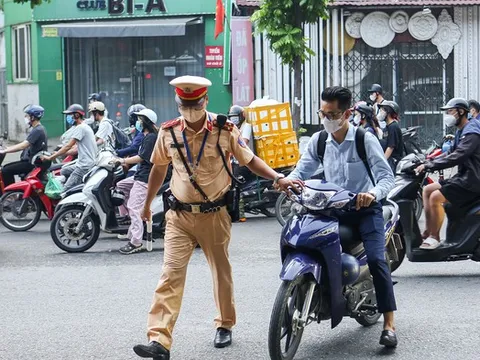 Rất nhiều người đi xe máy "hồn nhiên" mắc lỗi này mỗi ngày mà không biết có thể bị phạt tới 6 triệu đồng