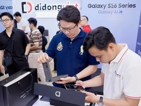 Video người dùng đập hộp những chiếc Samsung Galaxy S26 đầu tiên lúc nửa đêm