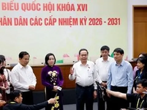Chủ tịch Quốc hội thăm, động viên phóng viên báo chí tác nghiệp bầu cử tại Nhà Quốc hội
