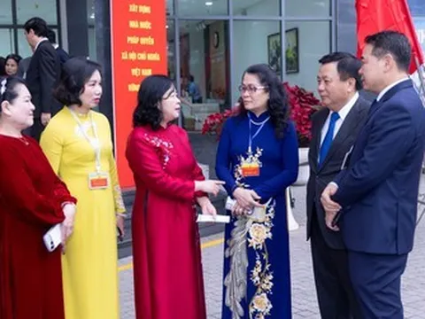 Chủ tịch MTTQ Việt Nam Bùi Thị Minh Hoài hòa vào dòng người đi bỏ phiếu