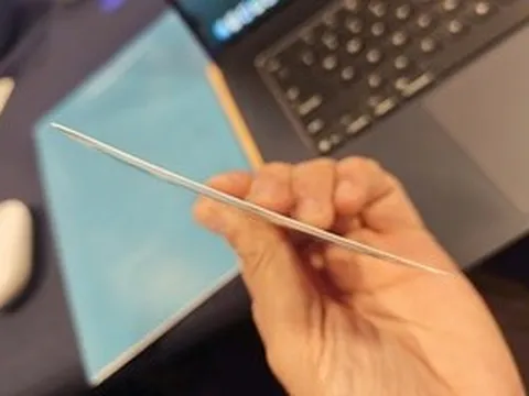 Pin điện thoại mỏng như thẻ ATM của Honor bất ngờ xuất hiện ở Việt Nam