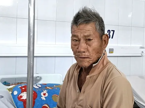 Cụ ông bị hổ mang cắn vẫn cố giữ chặt con rắn, câu chuyện phía sau khiến nhiều người nghẹn lòng