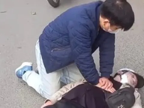 Sở Y tế Hà Nội khen thưởng đột xuất bác sĩ cứu người giữa đường