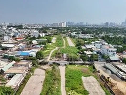 Công trường Vành đai 2 TP.HCM vắng lặng sau 3 tháng tái khởi động