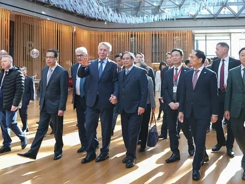 Thủ tướng thăm tập đoàn khí đốt hàng đầu của Nga, kêu gọi đầu tư khí LNG