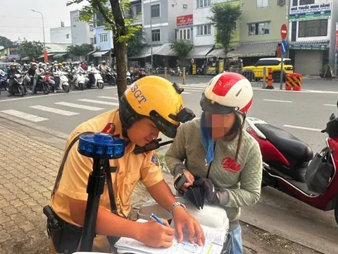 Rất nhiều người đi xe máy mắc lỗi này mà không hay, có thể bị phạt tới 14 triệu đồng