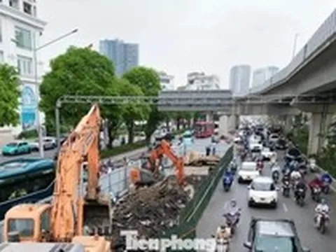 Người dân chật vật đi qua nhiều lô cốt, hàng rào thi công ở Hà Nội