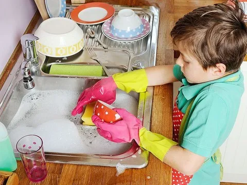 Bắt trẻ làm việc nhà quá sức ảnh hưởng đến việc học, vui chơi bị phạt tới 30 triệu đồng