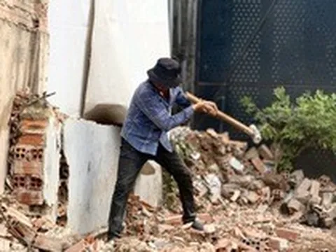 Người dân TP.HCM dỡ nhà, giao mặt bằng làm dự án Quốc lộ 13 mở rộng