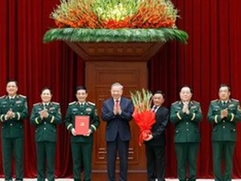 Tổng Bí thư, Chủ tịch nước trao các quyết định của Bộ Chính trị về công tác cán bộ