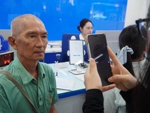 Lo bị khóa SIM điện thoại, người dân ùn ùn đi làm thủ tục xác thực thuê bao chính chủ