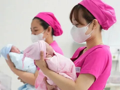 Thưởng tiền cho người sinh đủ hai con