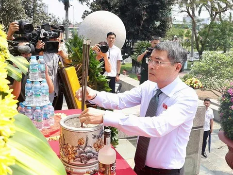 Thủ tướng Lê Minh Hưng dâng hương tại Đài tưởng niệm các Anh hùng liệt sỹ thành phố Hải Phòng