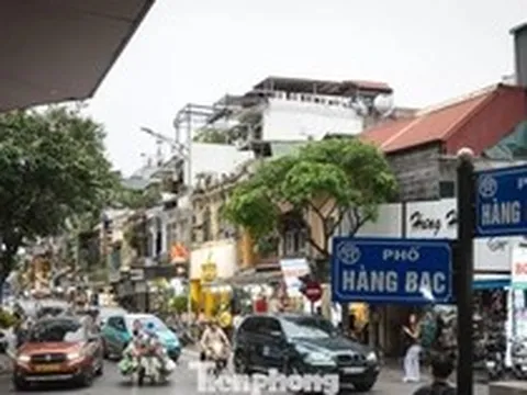 Phố lõi Hà Nội siết xe xăng: Dân lo tiền đổi xe, thấp thỏm hạ tầng sạc