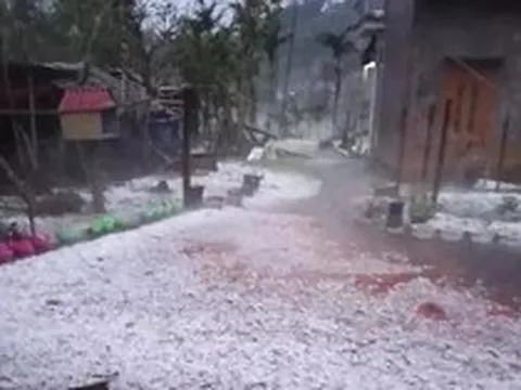 Nhiều nhà bị tốc mái, ô tô vỡ kính do mưa đá, giông lốc ở Thái Nguyên