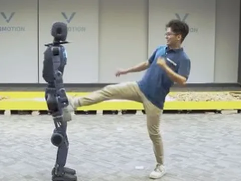 Robot hình người do công ty thuộc Vingroup phát triển gây bất ngờ khi tự đứng dậy, leo dốc