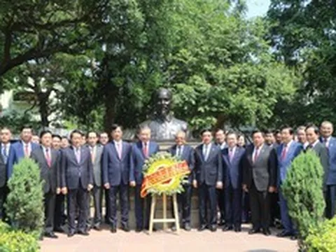 Tổng Bí thư, Chủ tịch nước Tô Lâm đặt vòng hoa tại tượng Bác Hồ ở Ấn Độ