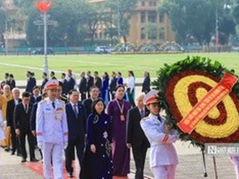 Đoàn đại biểu dự Đại hội MTTQ Việt Nam lần thứ XI vào Lăng viếng Chủ tịch Hồ Chí Minh