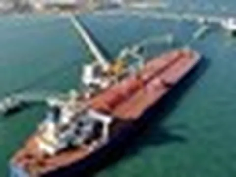 Bị Mỹ và phương Tây trừng phạt gắt gao, siêu tàu chở LNG treo cờ Nga vẫn âm thầm mở rộng hoạt động