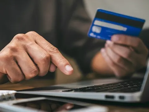 Nhận tiền chuyển khoản nhầm: Đừng vội tiêu nếu không muốn “rước họa”
