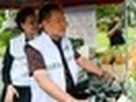 Thủ tướng Thái Lan bất ngờ lái xe ba bánh bán rong: Hơn 4 triệu hộ gia đình sắp nhận tin vui lớn