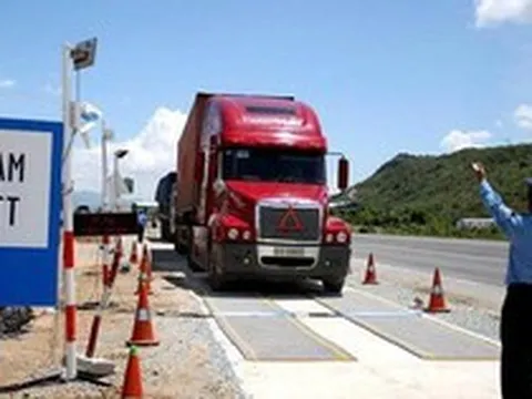 Phát hiện xe tải màu đỏ lạ, công an Việt Nam lập tức theo dõi giám sát, kiểm tra