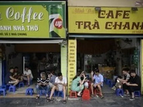 Tiểu thương phố cổ Hà Nội: "Thà trả phí để dùng vỉa hè đàng hoàng, còn hơn vừa buôn bán vừa thấp thỏm"