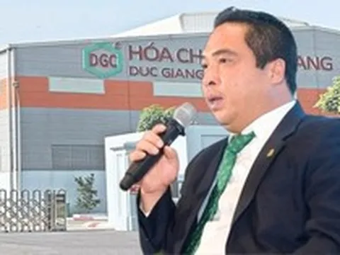 Chủ tịch bị khởi tố: Người cận vệ 20 năm bất ngờ đứng ra gánh vác đế chế chi phối 1/3 lượng phốt pho vàng toàn cầu