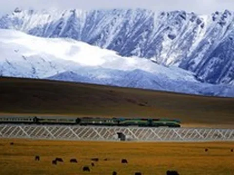 Tuyến đường sắt cao nhất thế giới, chạy ở độ cao trên 4.000 m: Công trình từng bị coi là “không thể xây dựng” vẫn thành công về đích với 9 kỷ lục toàn cầu