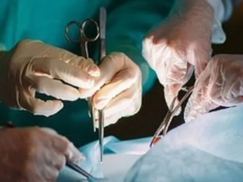 Người phụ nữ 39 tuổi phải cắt cụt chân sau khi cho chó ăn