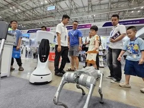 Robot, đồ công nghệ Trung Quốc giá rẻ đổ bộ TPHCM, khách tham quan ùn ùn trải nghiệm