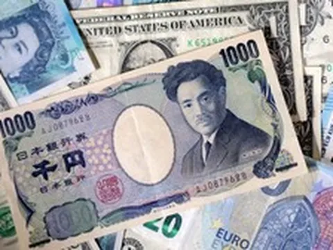 Đồng yên lại thủng mốc quan trọng, gói kích thích 73 tỷ USD của Nhật Bản như "nước đổ lá khoai"