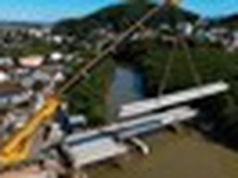 Phát hiện một 'cánh tay thép' đang xoay trục, nâng 72 dầm bê tông nặng 15 tấn vào đúng vị trí: Công trình 5,3 triệu USD dần lộ diện