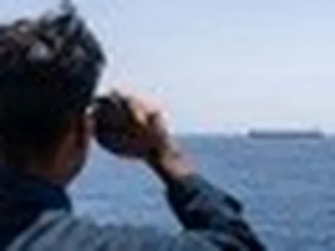 Tàu thuyền tìm cách vượt Hormuz giữa rủi ro an ninh