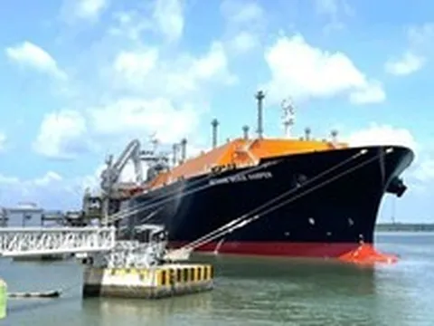 Tàu LNG khổng lồ từ Canada cập cảng Thị Vải, đưa 73.000 tấn nhiên liệu về Việt Nam