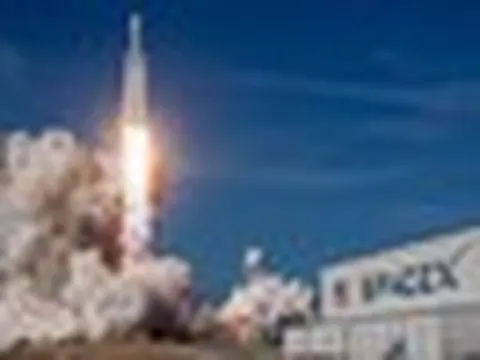 Từ startup trong gara đến siêu kỳ lân 1.800 tỷ USD: SpaceX biến canh bạc 20 năm của phố Wall trở thành 'cỗ máy in tiền'