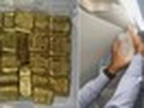Phát hiện 24 thỏi vàng nặng gần 3 kg, trị giá gần 13 tỷ đồng giấu trong hộp loa thông báo trên máy bay