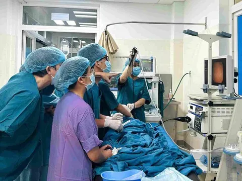 Bé bị ho nhiều, khó thở, bố mẹ sốc khi bác sĩ gắp ra thứ "đáng sợ" trong khí quản