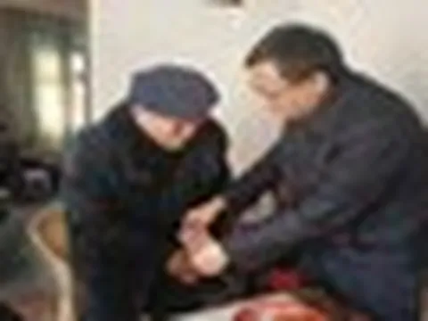 Ông cụ cầm giấy nợ đến ủy ban muốn "nhận lại" hơn 42 tỷ đồng, cán bộ lập tức nhờ công an mở cuộc điều tra, phát hiện sự thật chấn động