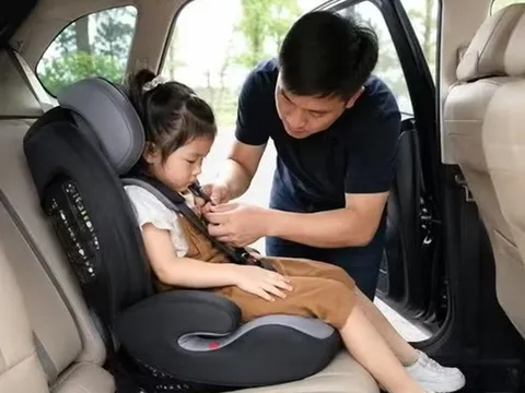Nhiều cha mẹ chưa biết: Chở trẻ trên ô tô kiểu này từ 15/8 có thể bị phạt