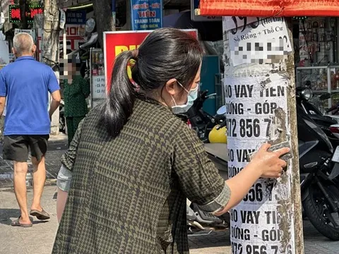 "Vô tư" dán thứ này lên cột điện ở Hà Nội, có thể bị phạt tới 20 triệu đồng